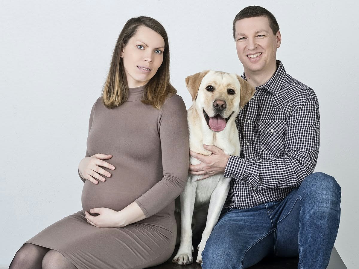 Birutė ir Dainius su savo šunimi, laukdamiesi mažylio